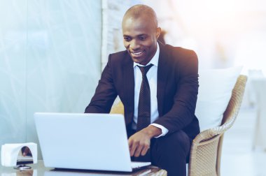 kendi dizüstü kullanarak iş adamı