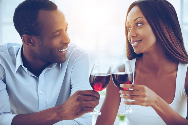 Ccouple holding wineglasses — Stock Photo, Image