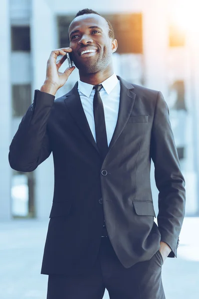 Uomo in abbigliamento formale che parla al cellulare — Foto Stock