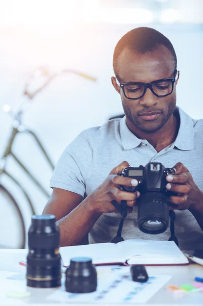 Man in casual with his camera — Stock Photo, Image