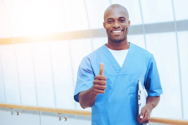 Médico em azul uniforme segurando prancheta — Fotografia de Stock