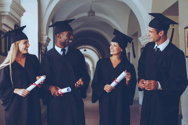 Glückliche Hochschulabsolventen an der Universität — Stockfoto