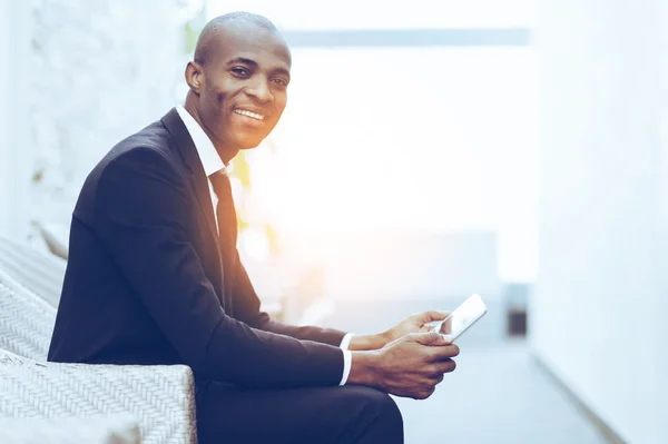 Businessman working on digital tablet — Stock Photo, Image