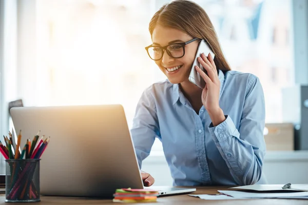 Junge schöne Geschäftsfrau mit Telefon — Stockfoto