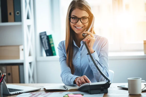 Junge schöne Geschäftsfrau mit Telefon — Stockfoto