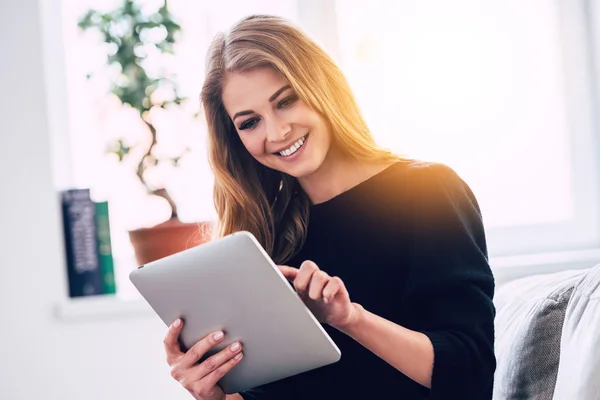 Frau in Brille mit Touchpad — Stockfoto