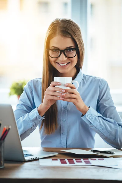 Mulher segurando xícara de café — Fotografia de Stock