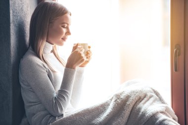 Elinde kahve fincanı tutan kadın 