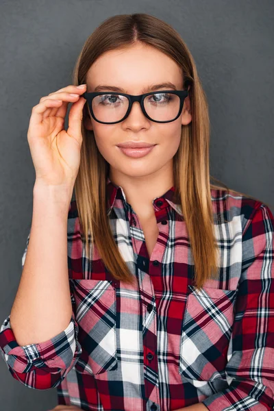 Óculos de mulher jovem — Fotografia de Stock