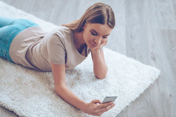 Woman with mobile phone — Stock Photo, Image