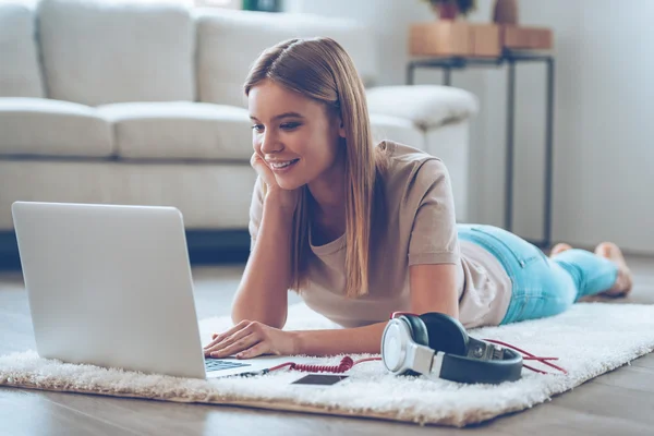 Jeune femme utilisant un ordinateur portable — Photo