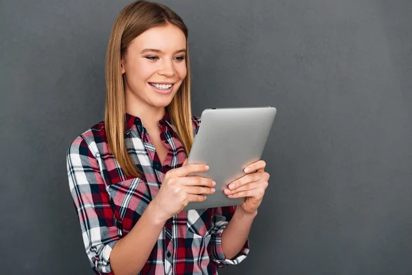 Frau nutzt digitalen Tablet-PC — Stockfoto