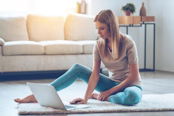 Młoda kobieta korzystająca z laptopa — Zdjęcie stockowe