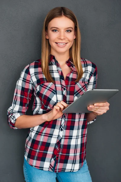 Vrouw met behulp van digitale tablet-pc — Stockfoto