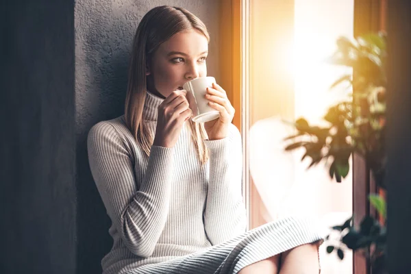 Vrouw met koffiebeker — Stockfoto