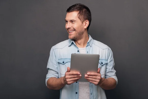 Jonge man met touchpad — Stockfoto