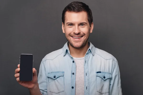 Hombre con pantalla de teléfono en blanco — Foto de Stock