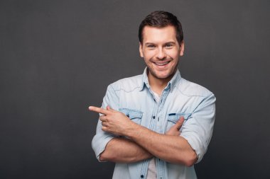 kopya boş alana işaret eden adam 