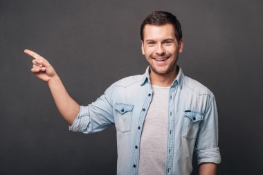 kopya boş alana işaret eden adam 