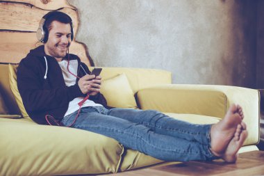 yakışıklı erkek ile smartphone 