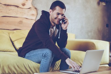 dizüstü bilgisayar konuşan telefon ile adam 