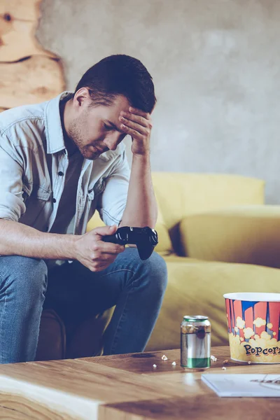 Mann som leker med konsollen – stockfoto