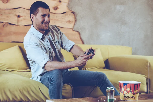 Homem jogando jogo com console — Fotografia de Stock