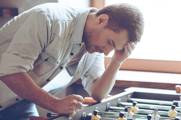 Uomo che gioca a calcio balilla gioco — Foto Stock