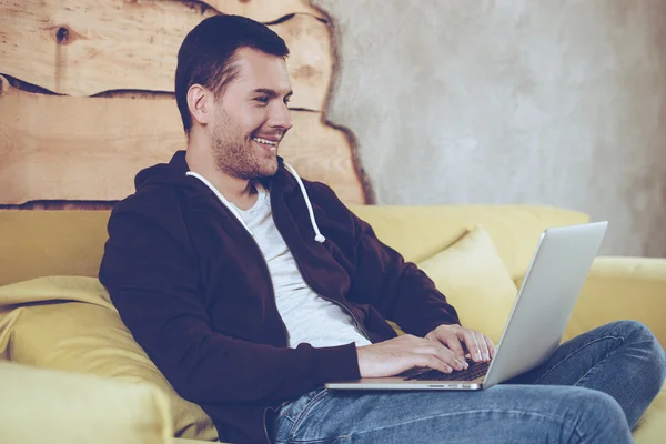 Junger Mann mit Laptop — Stockfoto