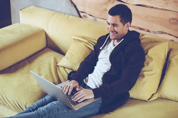 Young man with laptop — Stock Photo, Image