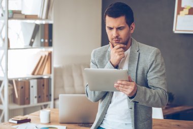 touch-pad ile genç adam 