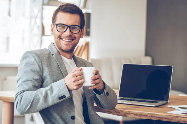 Homme dans des lunettes avec café — Photo