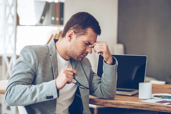 Frustrierter Mann am Arbeitsplatz — Stockfoto