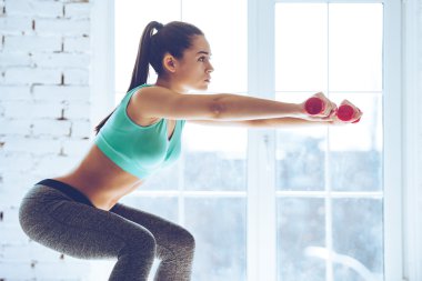 genç kadının hiç bir şey dumbbells ile yapması