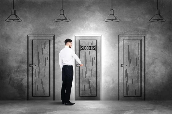 Hombre en la puerta de apertura de ropa formal — Foto de Stock