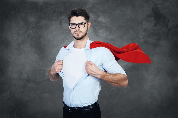 Homem com capa de super-herói — Fotografia de Stock