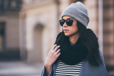 şık kadın açık havada