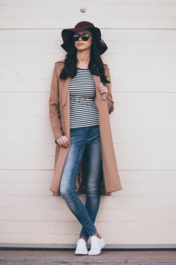 şık kadın açık havada