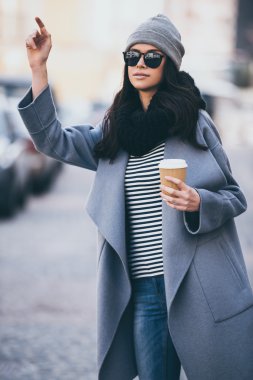 güzel bir kadınla kahve fincanı  