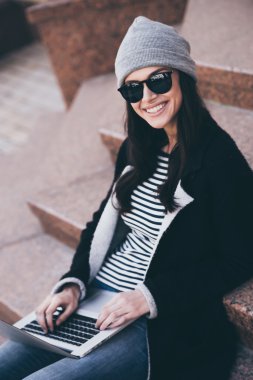 genç kadın blogger dizüstü bilgisayar kullanarak