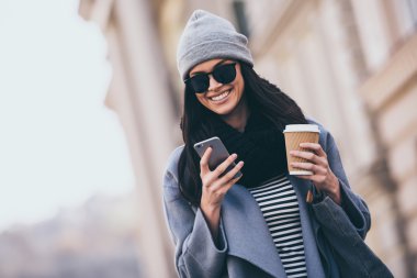  Akıllı telefon kullanan güzel bir genç kadın.