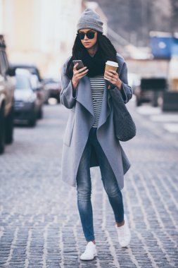  Akıllı telefon kullanan güzel bir genç kadın.