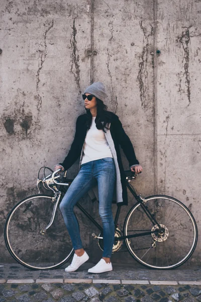 Красива жінка з велосипедом — стокове фото