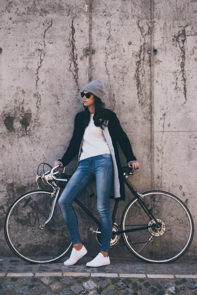 Hermosa mujer con bicicleta — Foto de Stock