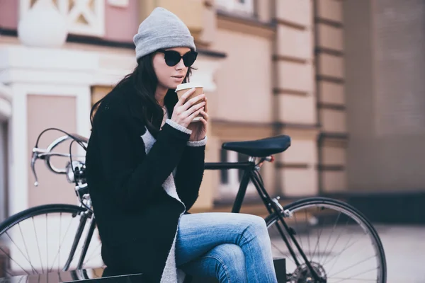 Mulher bonita com xícara de café — Fotografia de Stock