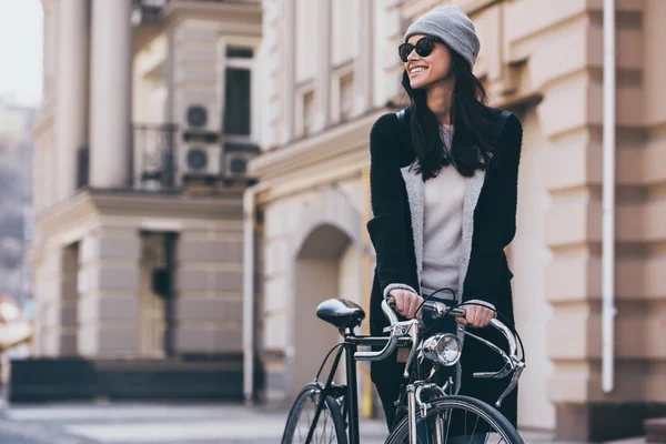 Hermosa mujer con bicicleta — Foto de Stock