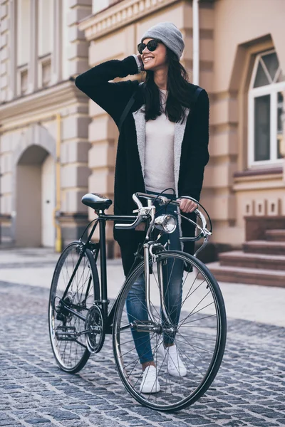 Hermosa mujer con bicicleta — Foto de Stock