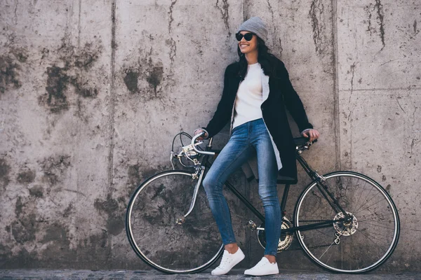 Mulher bonita com bicicleta — Fotografia de Stock