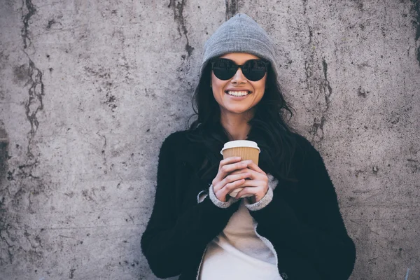 Vacker kvinna med kaffekopp — Stockfoto