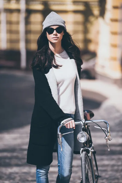 Hermosa mujer con bicicleta — Foto de Stock